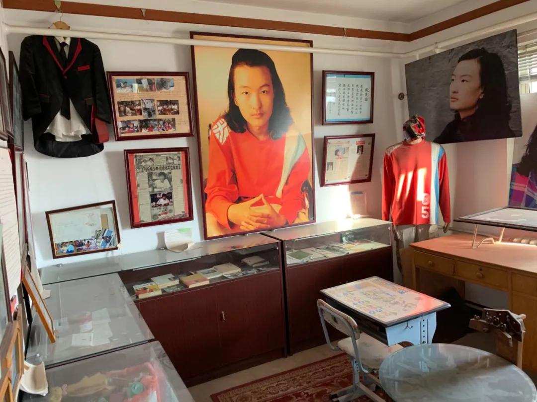 我们在他墓前读诗,纪念这个14年前离世的少年