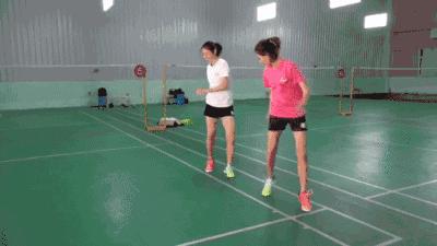 打羽毛球前热身动作防止膝盖受伤,跑步前保护膝盖热身运动视频