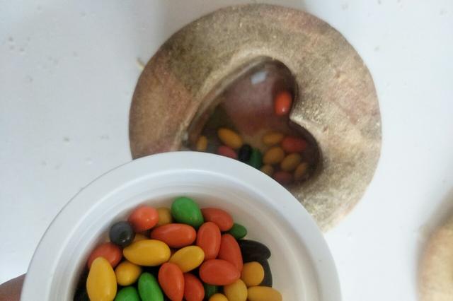 五彩斑斓包装的糖,五颜六色的彩虹糖