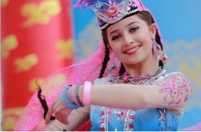 *疆新**美女开干果店，*疆新**大枣免费送，反倒进账46万，这思路没毛病