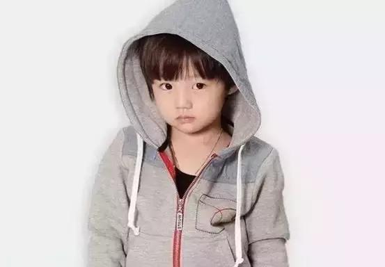 幼师提醒夏天千万别给孩子这样穿,幼儿园夏季穿衣误区提醒