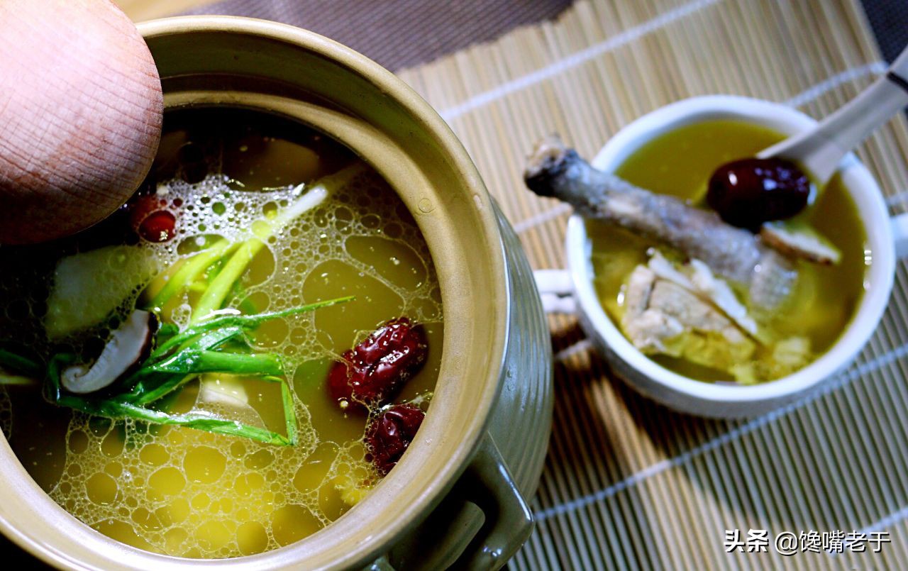 杀鸡时鸡肚里黄油是扔掉还是吃掉,杀鸡发现鸡肚子里有什么东西