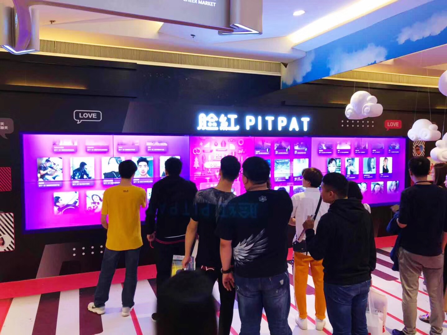 天津大悦城“脸红”心动情人节空中炫爱不一young