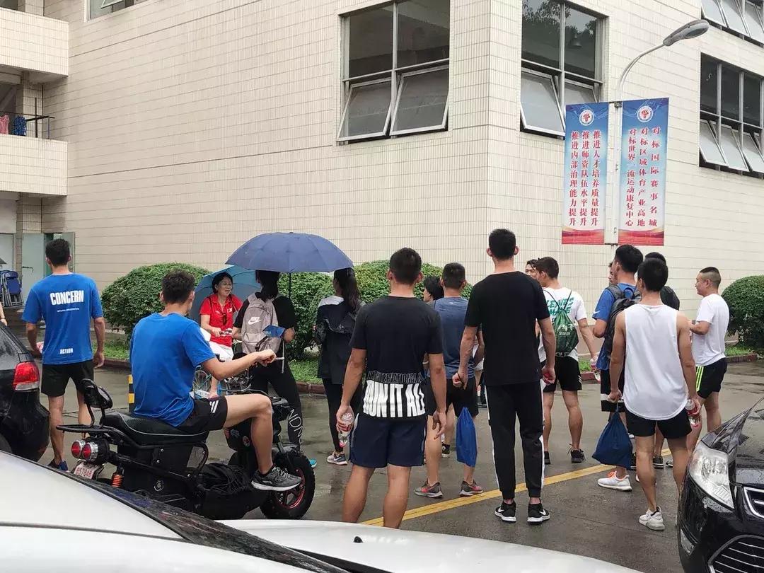 成体,一所靠“抓小偷”牢牢锁死热搜的学校