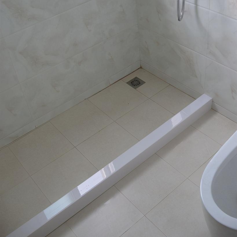 客厅中央电视柜与楼梯一体设计,客厅楼梯下面空间利用电视柜