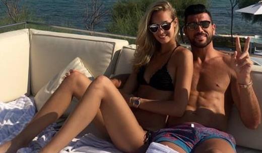 黑丝“佩嫂”火辣出镜，妩媚动人完美身材，这谁顶得住啊？