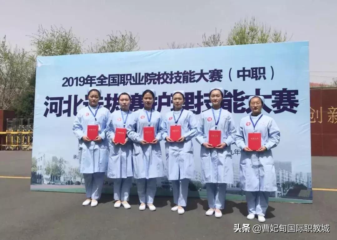 让我们走近白衣天使,走近白衣天使听听他们的心声