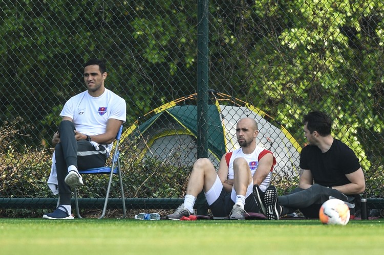 重庆足球欠薪,曝中超重庆队球员罢训