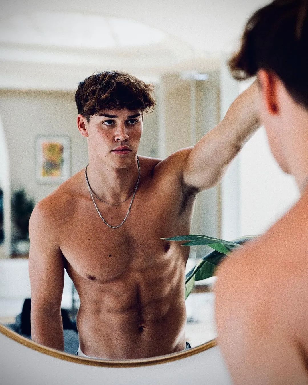 十九岁网红男孩NoahBeck首次登上高端时尚杂志封面