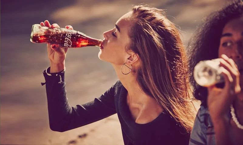 可口可乐弧形瓶诞生100周年,可口可乐瓶子130年的变化