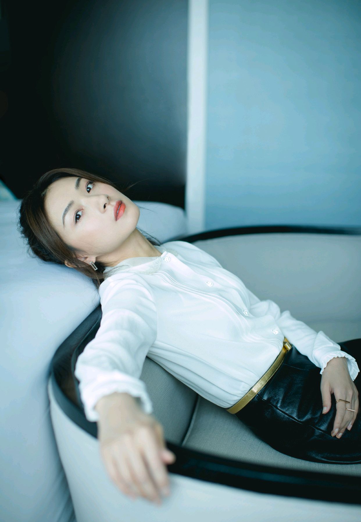 万茜纯白色西装领连衣裙帅气明媚,万茜一袭蓝色裙女人味