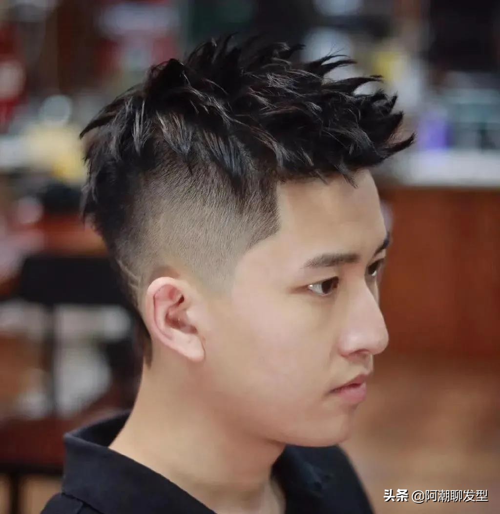 男生发型2020流行发型立着的,男生发型2020流行发型纹理烫教程