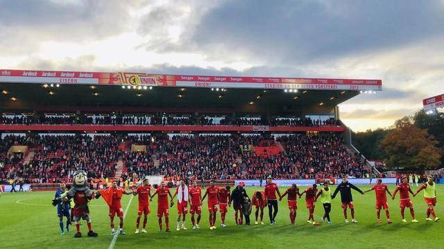 球迷举着去世球迷相片助威并靠球迷*血卖**生存的黑马