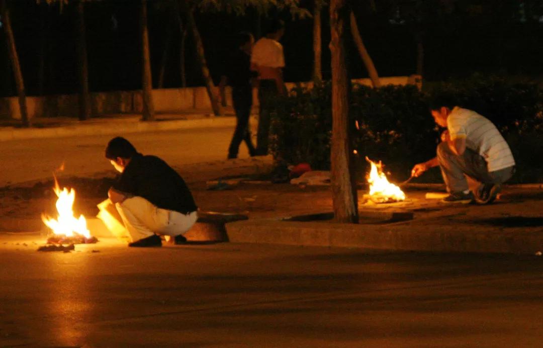 烧纸钱给活人有什么后果,阴间烧纸会通货膨胀吗