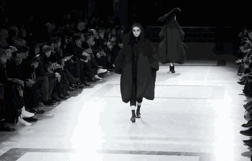 广东的羽绒服怎么穿保暖,在广州冬天穿什么羽绒服最合适