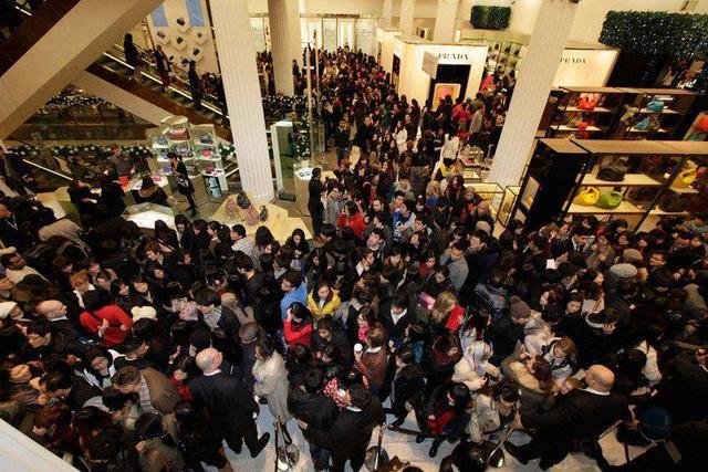 普拉达最新专柜爆款,普拉达漫步鞋中国市场