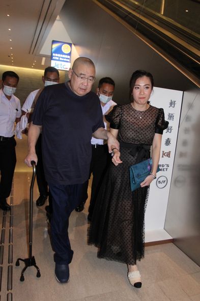 香港女首富甘比黑裙出席典礼,香港女首富甘比的成功