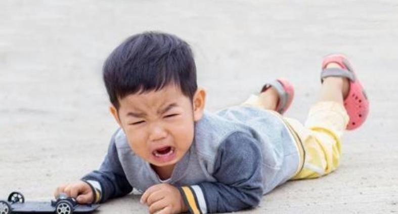 婴儿大哭摔倒你会怎么做,宝宝摔倒了哭了爸爸安慰
