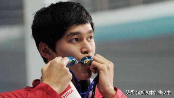 怎么戴泳镜才是正确的方法,怎样戴泳镜教程