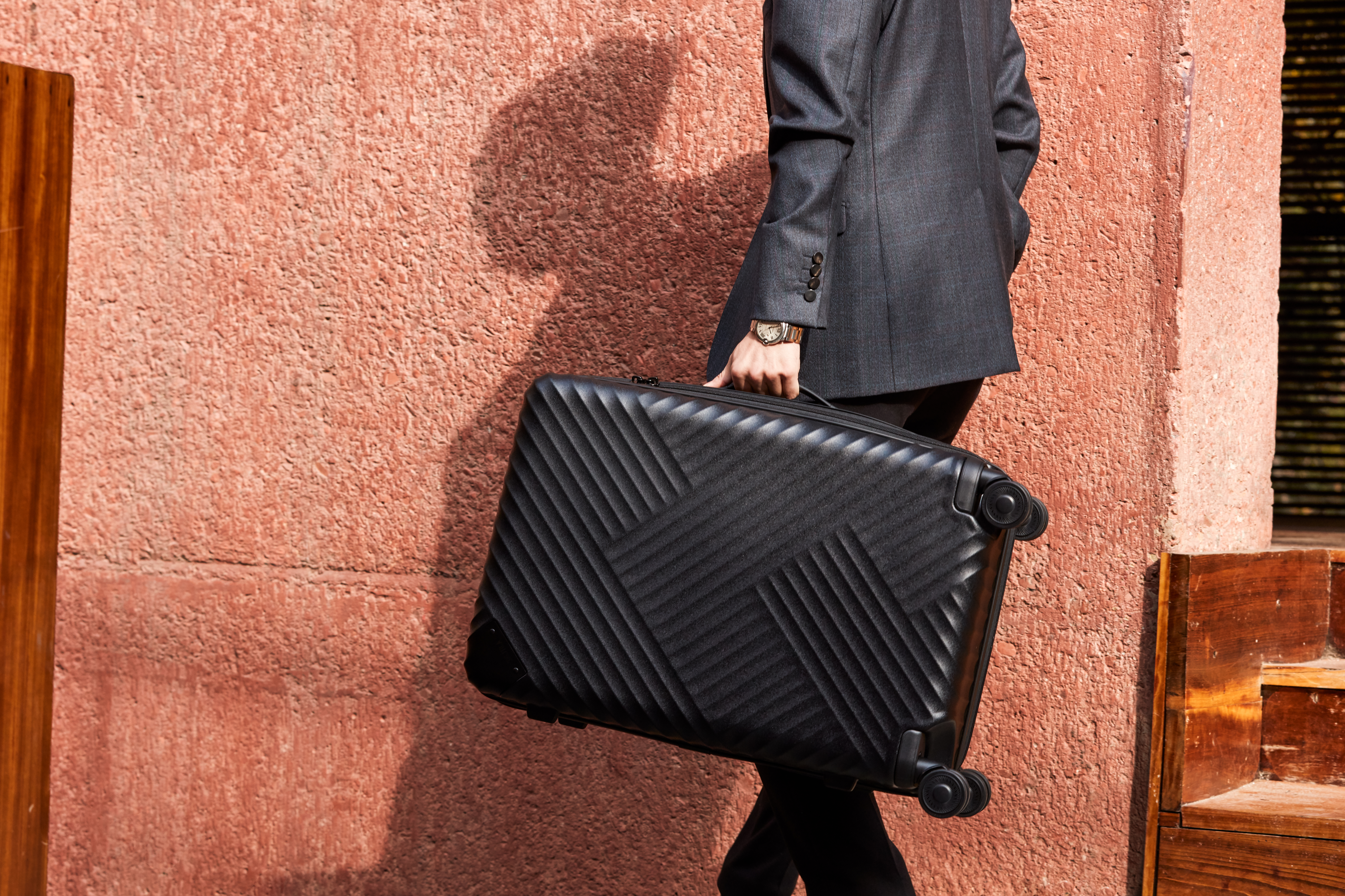 行李箱拉链和铝框哪种好用,出国用铝框行李箱好还是拉链的好