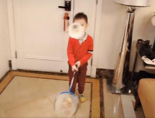 谢杏芳带儿子户外打网球,谢杏芳带孩子看林丹练球