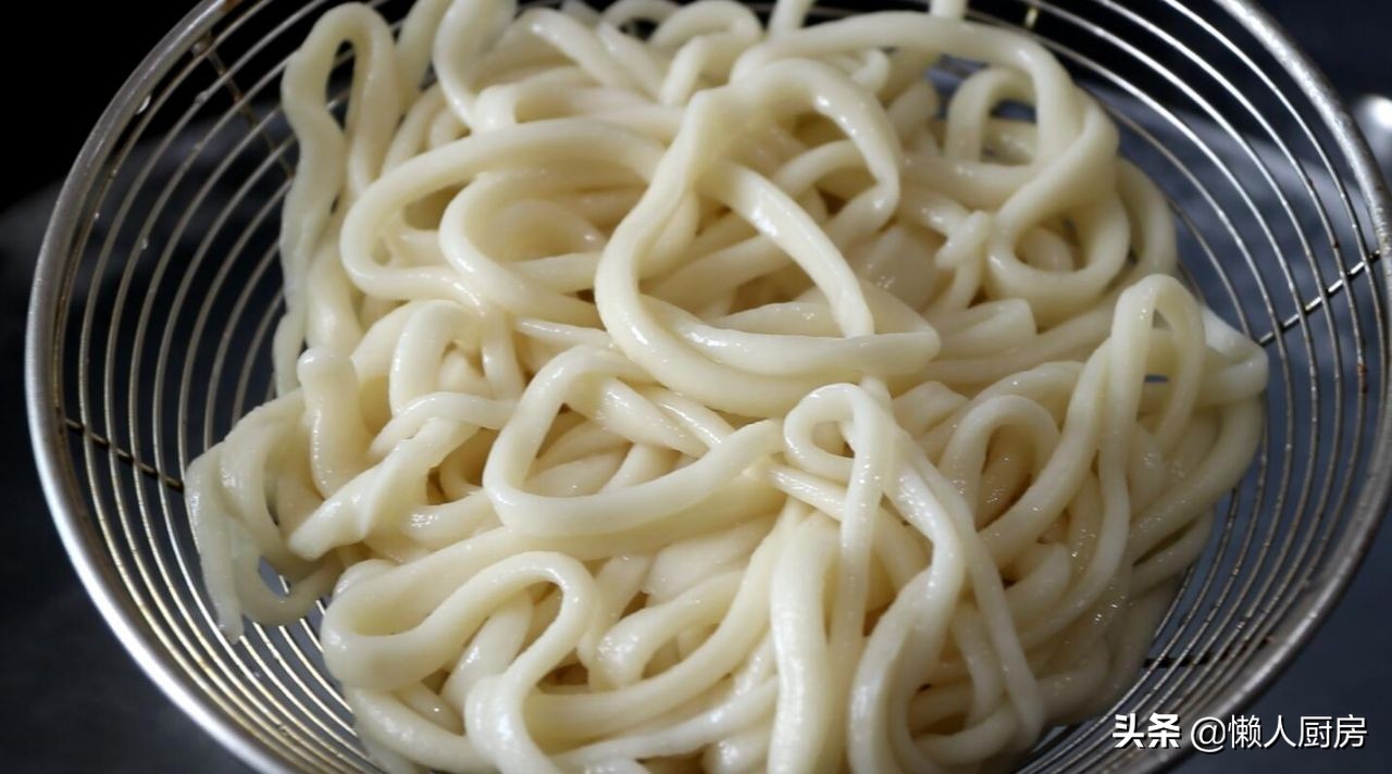 1斤面粉1个鸡蛋教你在家自制拉面,普通面粉拉面的做法全过程