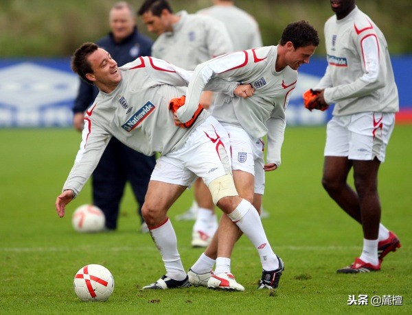 足球场上的影像记忆，友妻门主角一同出镜，切尔西门神奉献神扑