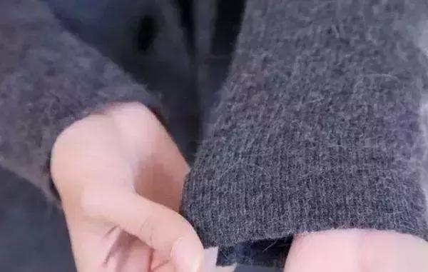 去除布料沙发静电,衣物粘上了毛球清除方法