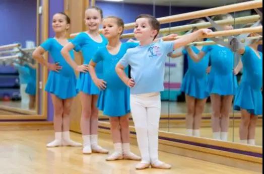 乔治小王子对谁都嫌弃,英国小王子乔治跳芭蕾