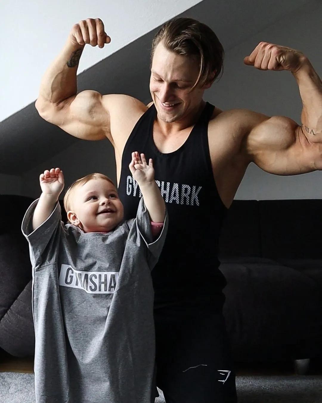 90后奶爸搞怪哄娃,肌肉奶爸带娃路人反应