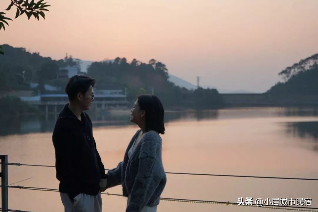 组队去火爆的玻璃屋民宿，星空下围炉火锅烧烤，唱k麻将，放烟花