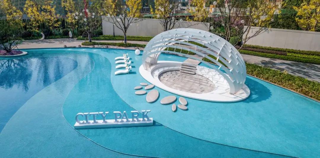 夏日泳池风景,夏日玩水胜地无边际泳池