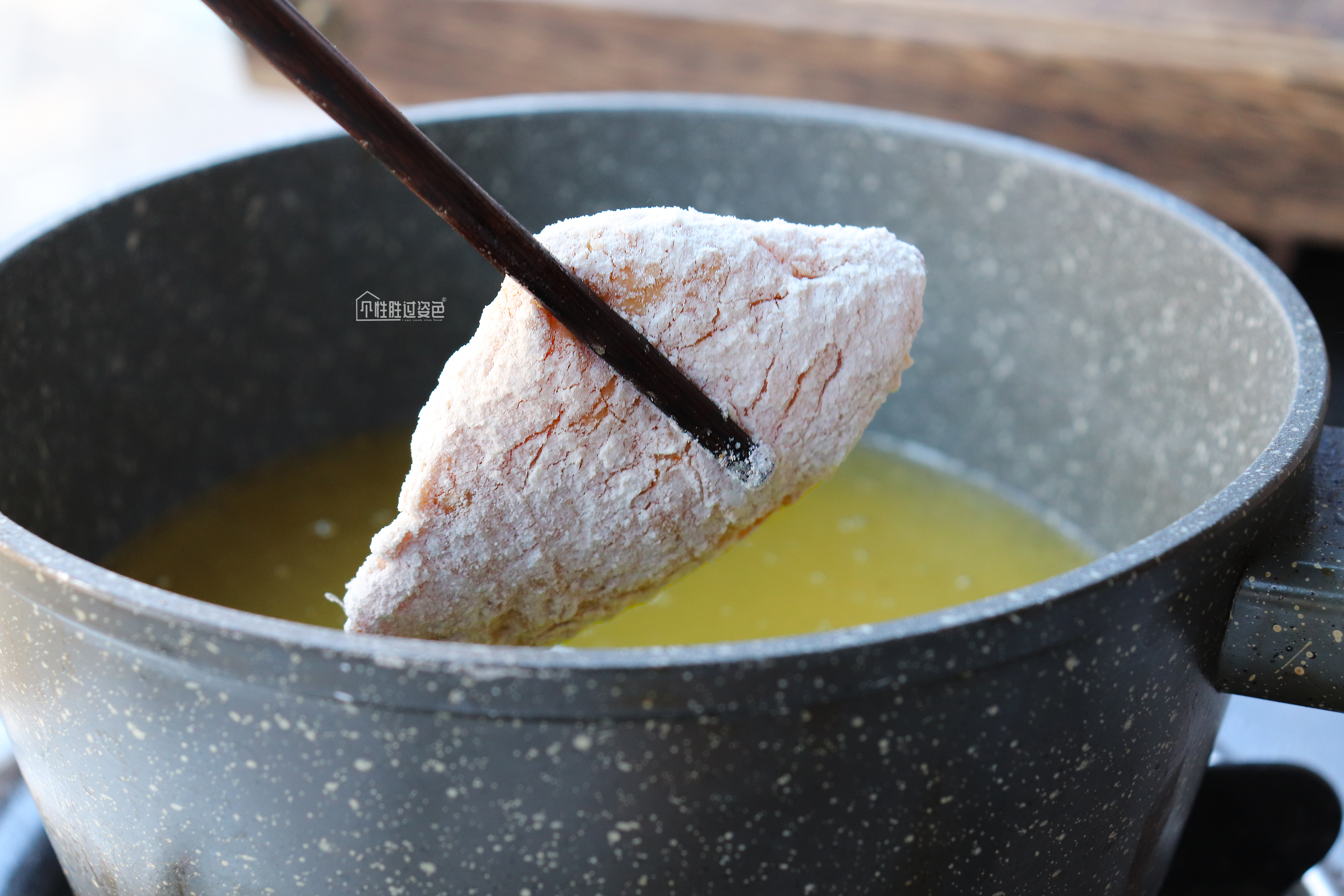 炸鸡翅面粉面包糠做法,炸鸡翅用淀粉还是面粉还是面包糠