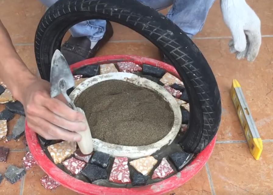 农村老爸把洗脚盆里灌水泥，做了个手提花盆，力气小的人还搬不动