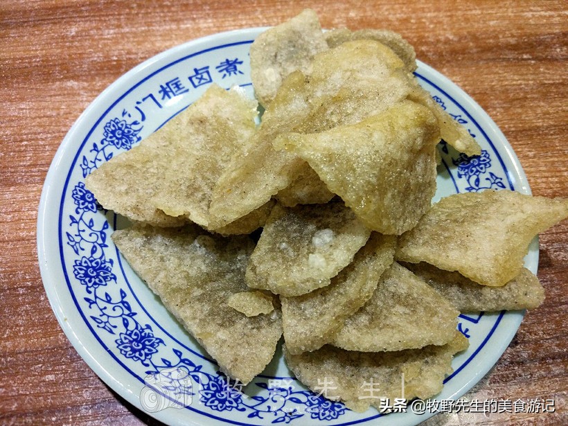 卤煮火烧地道的北京风味小吃,北京卤煮火烧里的菜碟