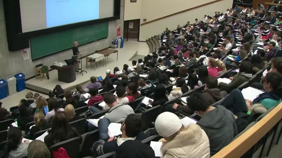 加拿大女子分期买$700电脑7年还了$2000还欠一半钱