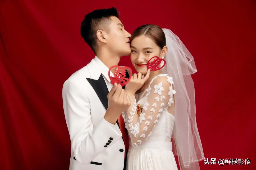 结婚纪念照怎么拍最美,穿黑色衣服拍结婚证件照好看吗