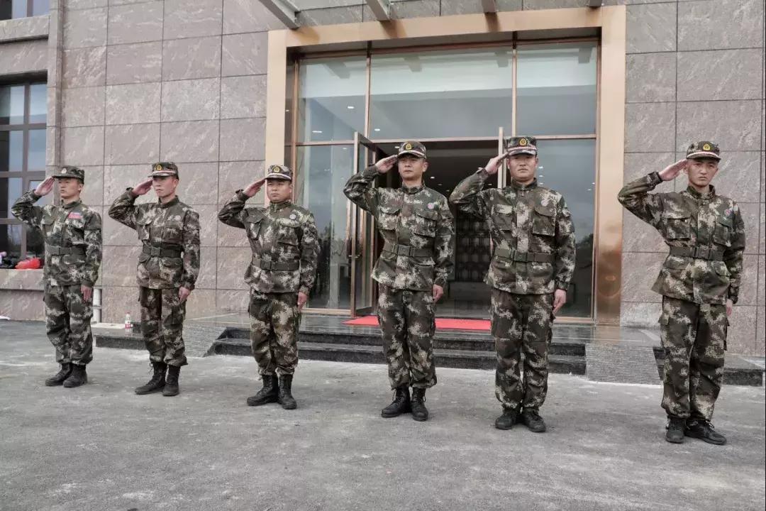 只5天时间就练出了感情——河北华夏梯队队员搂着教官依依不舍