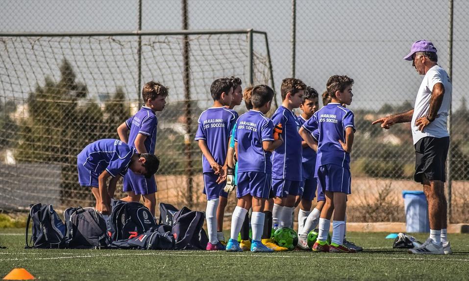 教练该如何指挥孩子踢球,孩子在足球场上怎么鼓励他