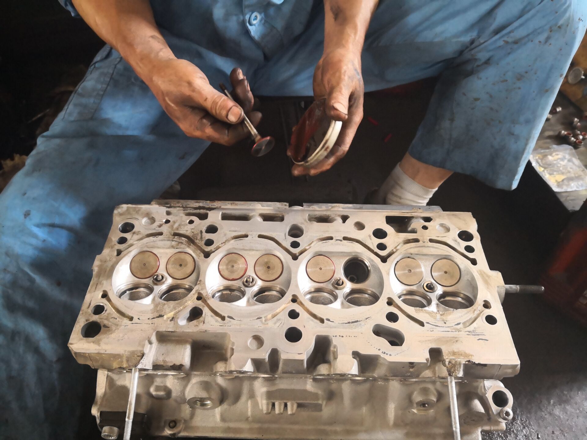 奥迪a6l2.0t气门油封烧机油,老款奥迪a6l2.0烧机油怎么解决