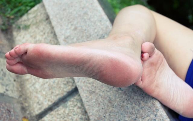 手脚皮肤干裂怎样快速保湿,缓解手脚干裂的小妙招