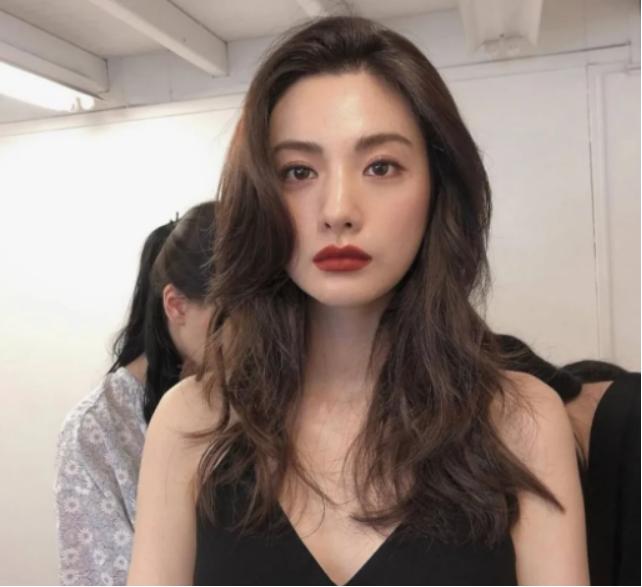 方脸脸型与发型搭配女士,适合梨形方脸女生发型