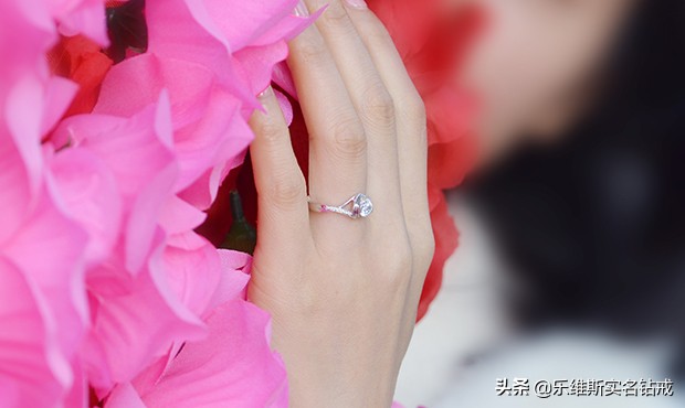 男女戒指的正确戴法左右手,男女戒指的正确戴法有哪些