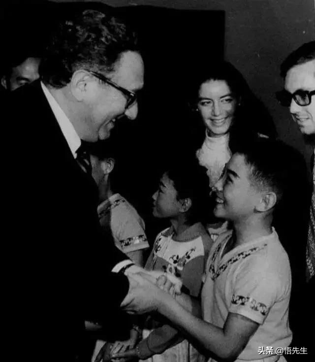 霍金年轻时帅气的照片,霍金年轻时帅照