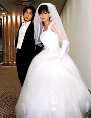 他是世纪末美少年，她帅到掰弯无数小姐姐，相恋10年不婚