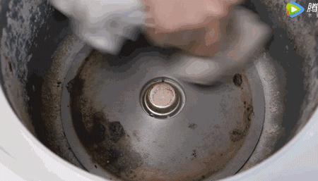 电饭锅粘锅教你一招,电饭锅粘锅了怎么清除最快