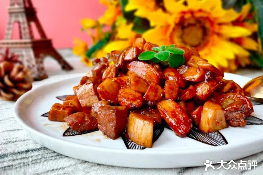 一口吃出巧克力和板栗味，黑蒜是啥“黑”料理圈粉这么多明星？