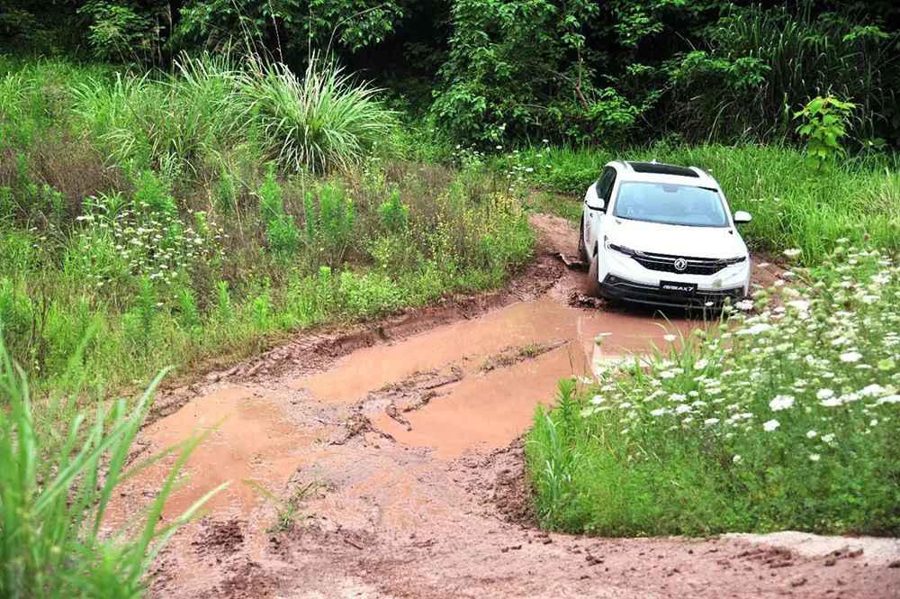 试驾风神新ax72018款,风神新ax7越野能力