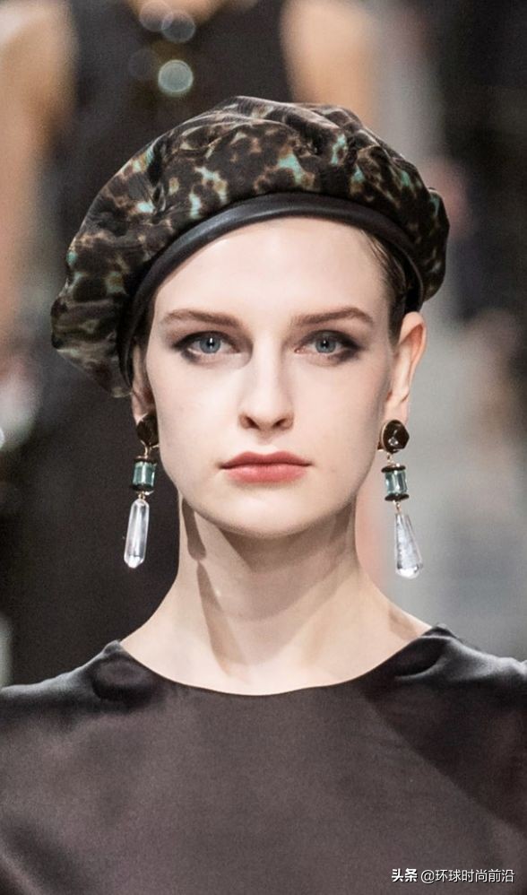 适合冬季脸大显脸小的帽子 (大圆脸适合什么帽子秋冬)