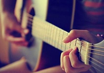 靠一把吉他年入百万，他20出头创业被骗，现成功翻身坐拥百万粉丝